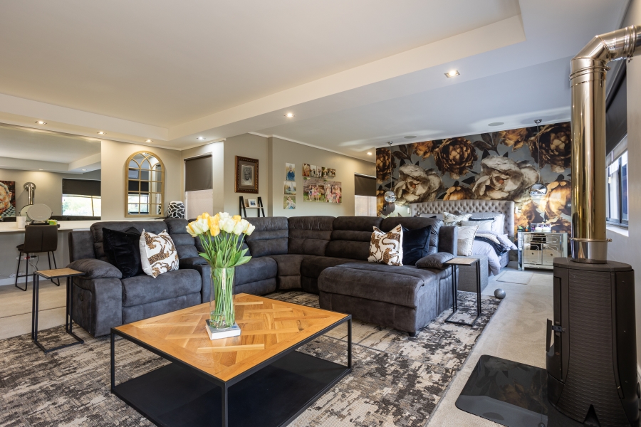 6 Bedroom Property for Sale in Winelands Western Cape